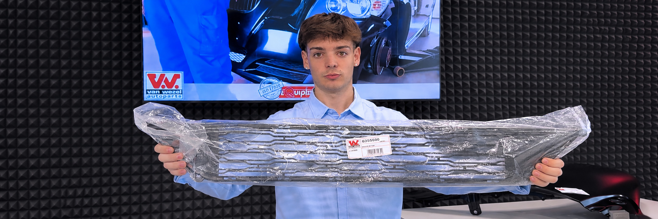 Demostración de rejilla automotriz en showroom-c